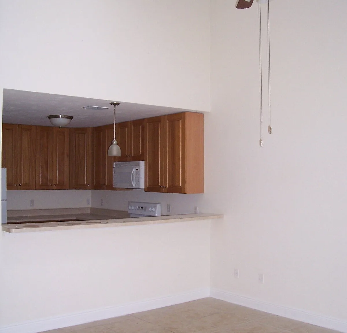 3 bed, 3.0 bath, 1330 sqft, $1,600 — Photo 2