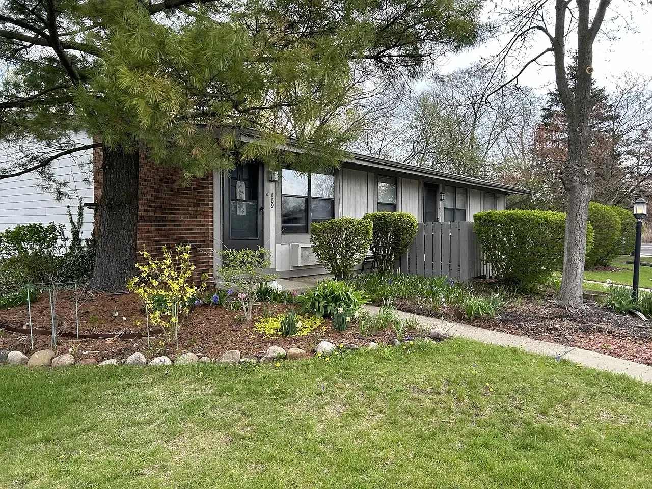 124 Waterbury Ct — Photo 2