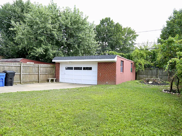 13613 Clifford Ave — Photo 24