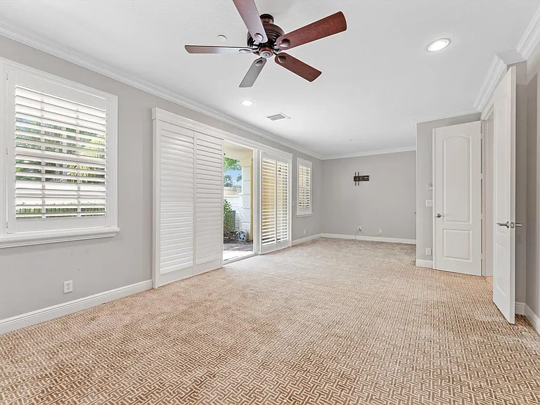604 NE Francesca Ln — Photo 36