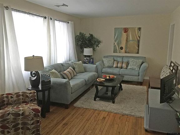 3rd image of 2 Chapman Dr