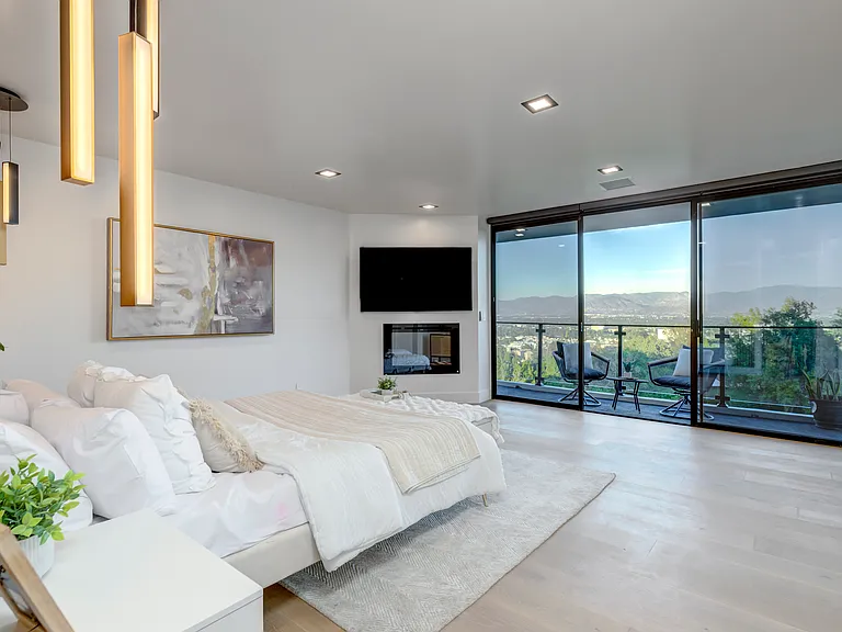 15125 Rayneta Dr — Photo 42