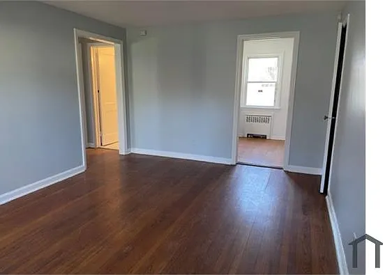 585 Thomas St — Photo 5
