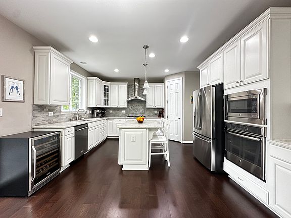 3rd image of 904 Saint Martins Loop