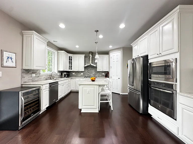 904 Saint Martins Loop — Photo 3