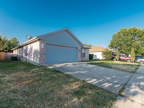 3rd image of 1612 Green Hill Dr