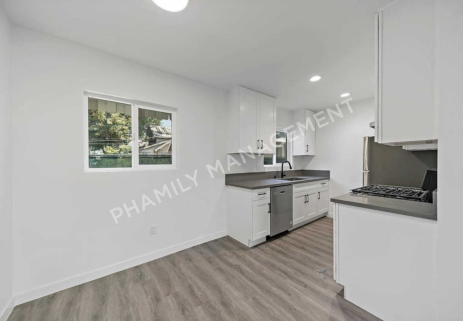 159 N Meridith Ave — Photo 3