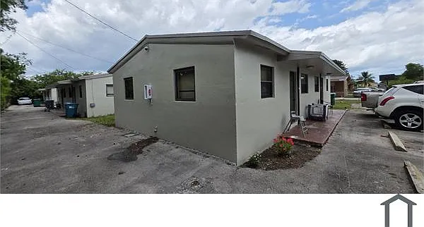 848 NW 10th St — Photo 2