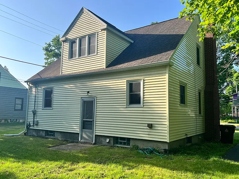 123 E Riverside St — Photo 3