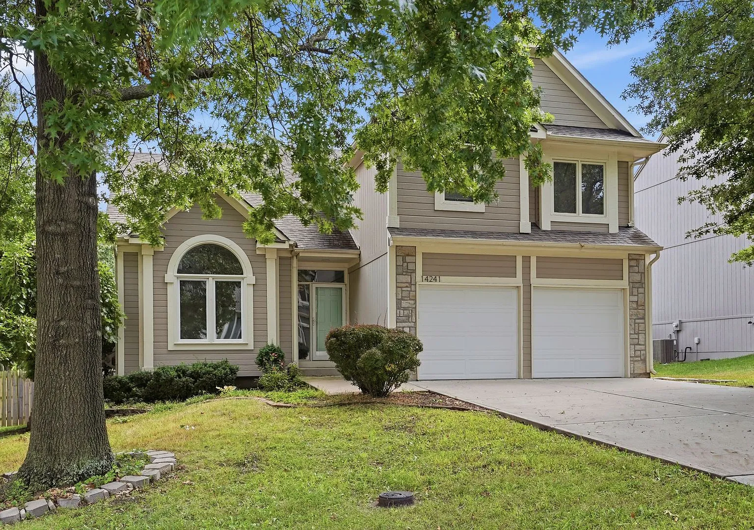 Spacious 4-Bedroom Home in Olathe's Eastbrooke Neighborhood — Photo 2