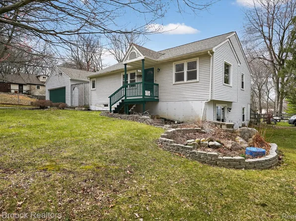 5001 Sylvan View Dr, Clarkston, MI 48348