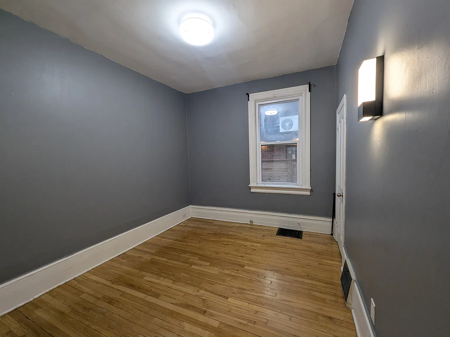 98 Hamilton Ave N — Photo 3