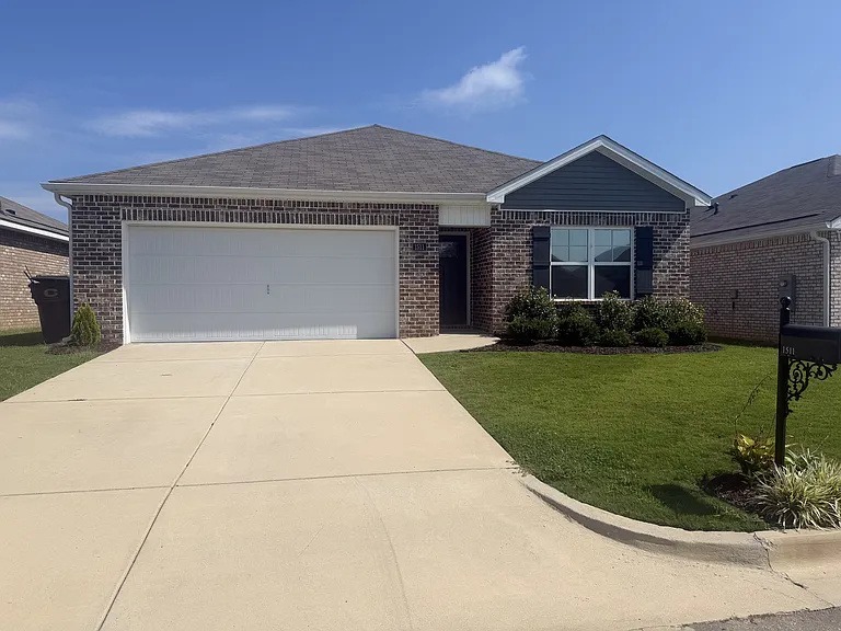 1511 Heritage Cir SE — Photo 1