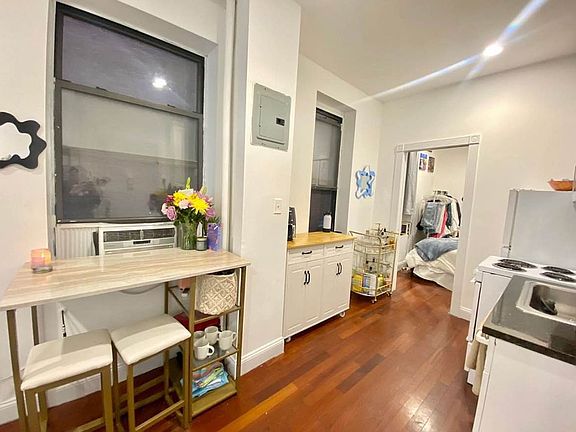 4th image of 256 E 10th St #3P