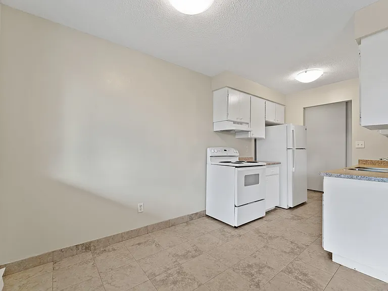 3262 Sandwich St — Photo 12