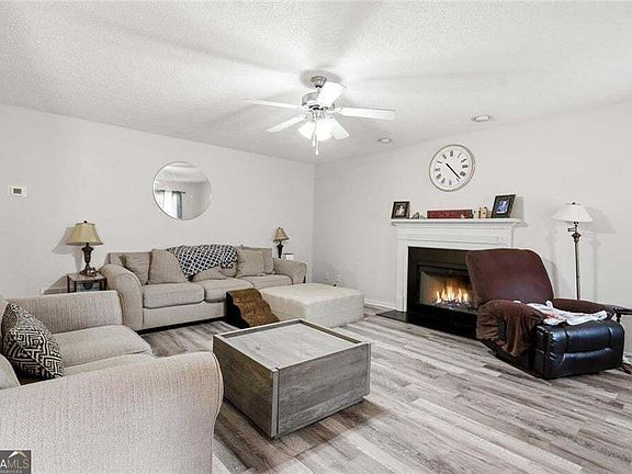 5th image of 363 Barrington Dr