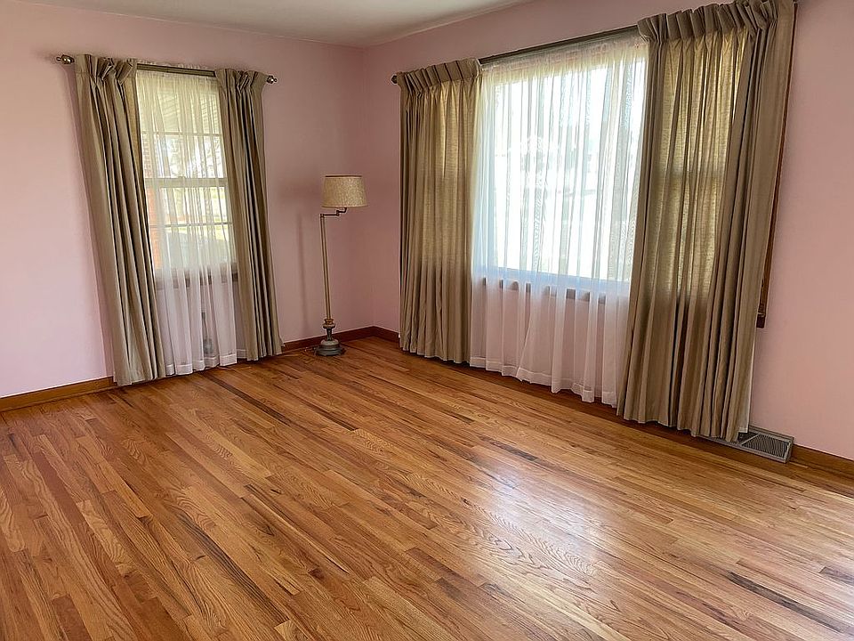 1st image of 10 Cahill Dr