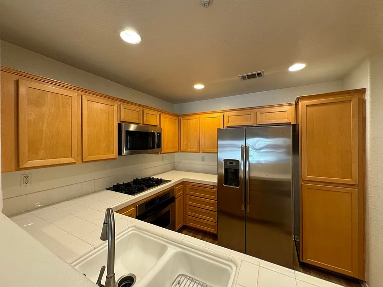 616 E Walnut St — Photo 15
