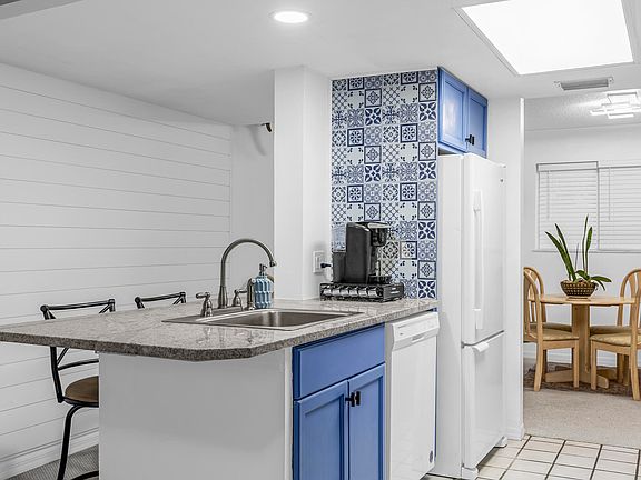 3rd image of 624 Beach Park Ln #V265