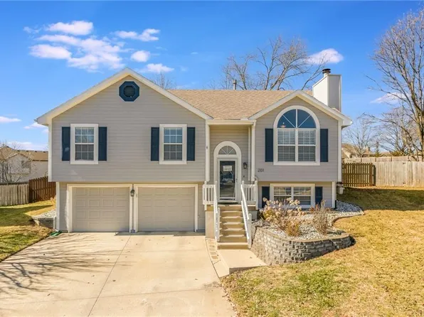201 NE Thames Ct, Blue Springs, MO 64014