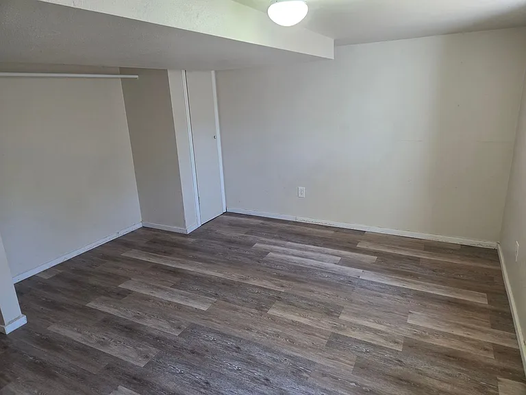 1417 E Wellesley Ave — Photo 17
