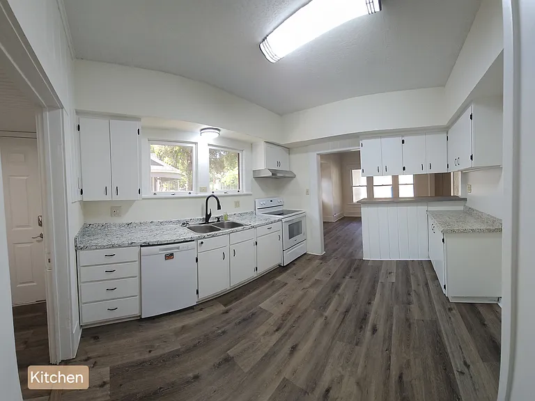 304 S Douglas Ave — Photo 2