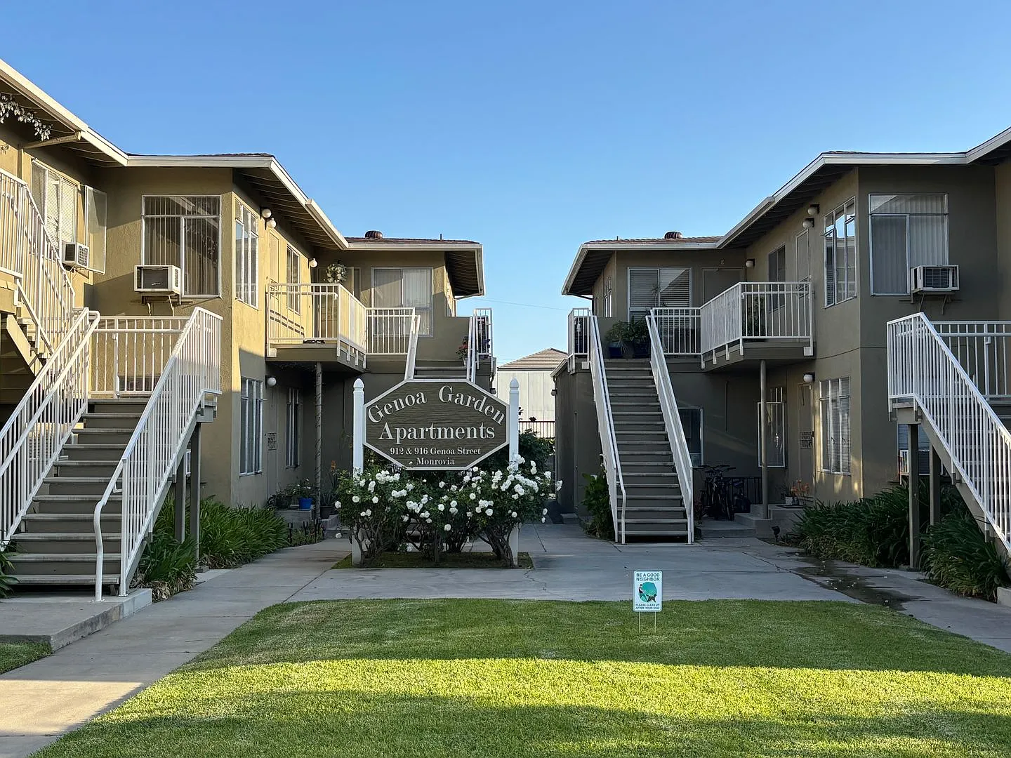Charming 2-Bedroom Apartment with Mountain Views in Monrovia — Photo 2