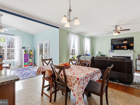 5th image of 325 Phillips St