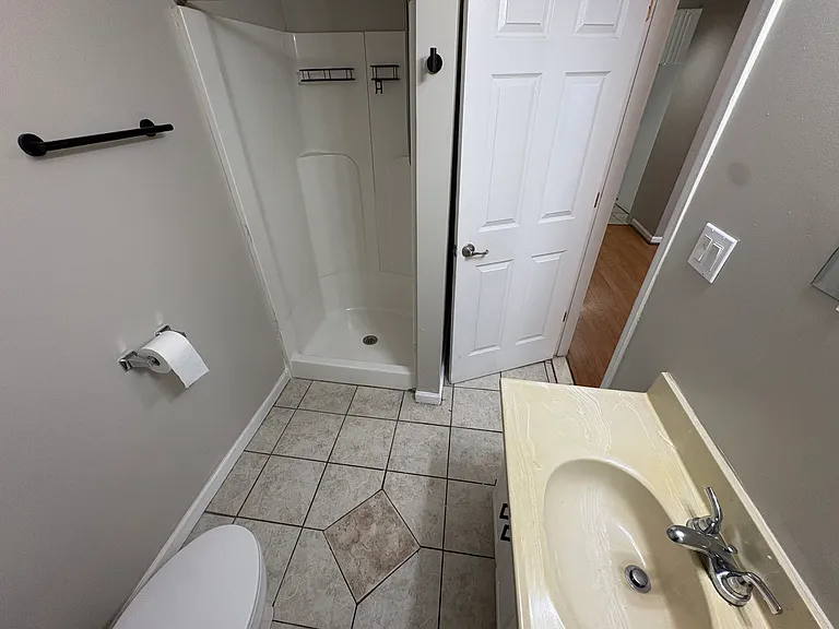 1240 Hampton Ave — Photo 8