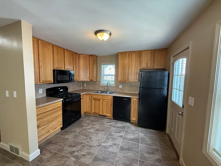 2119 Riverside Dr NE — Photo 2