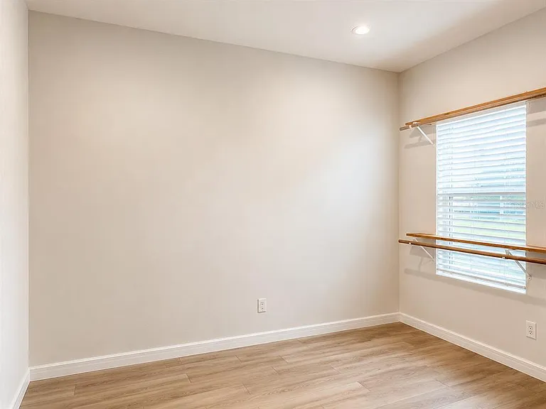 2074 Derwent Dr — Photo 4