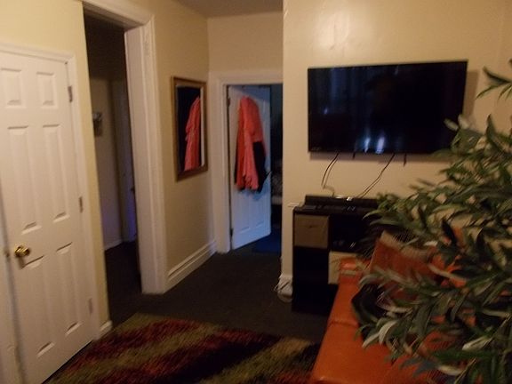2nd image of 826 W 9th St