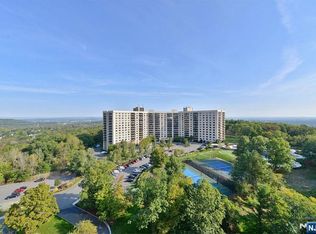 2 Claridge Dr APT 4MW, Verona, NJ 07044