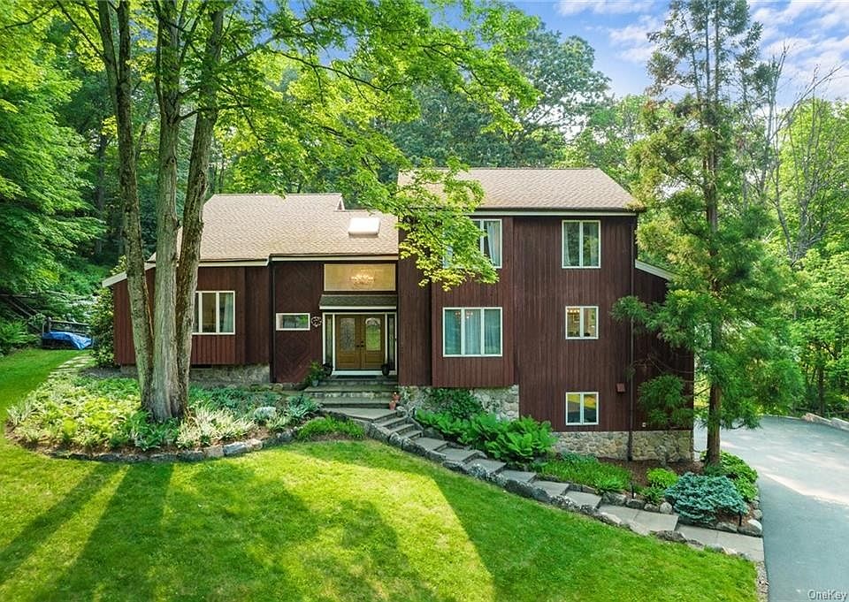 1st image of 7 Hollis Ln