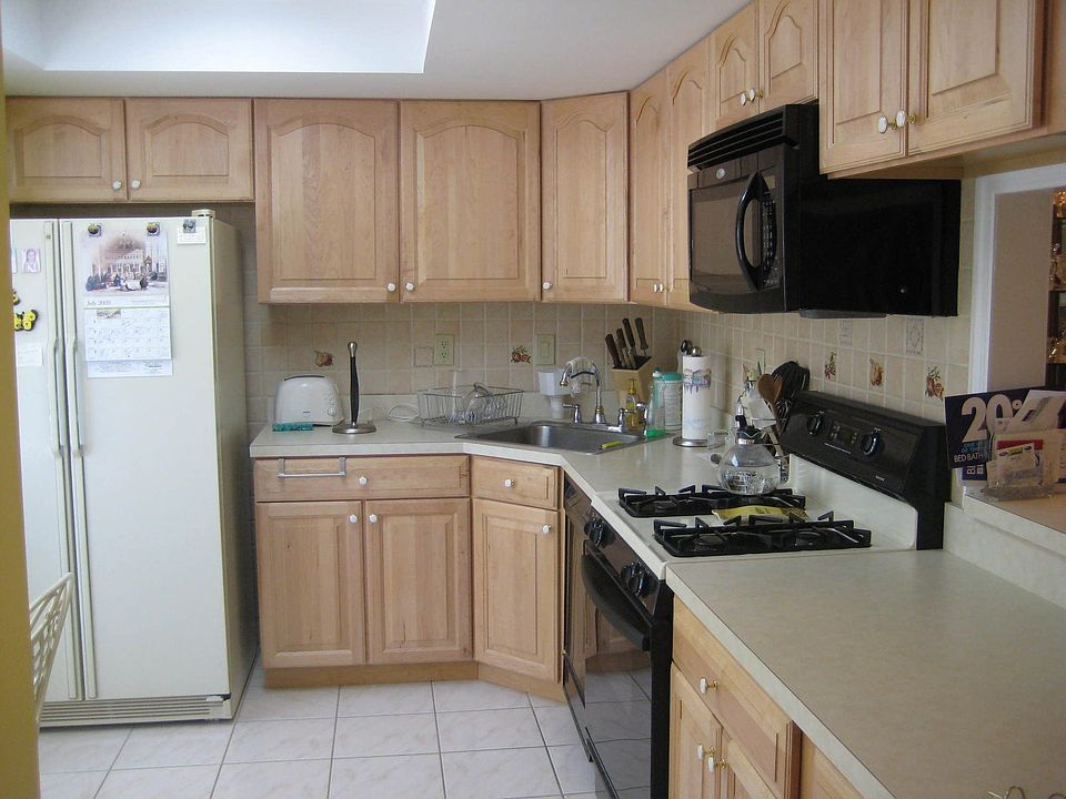 2 yr updated eat in kitchen.