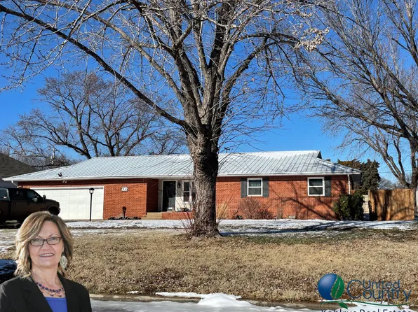 906 Barnes Ave, Alva, OK 73717