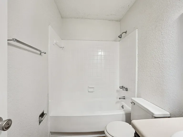 Sharonridge Apartments — Photo 16