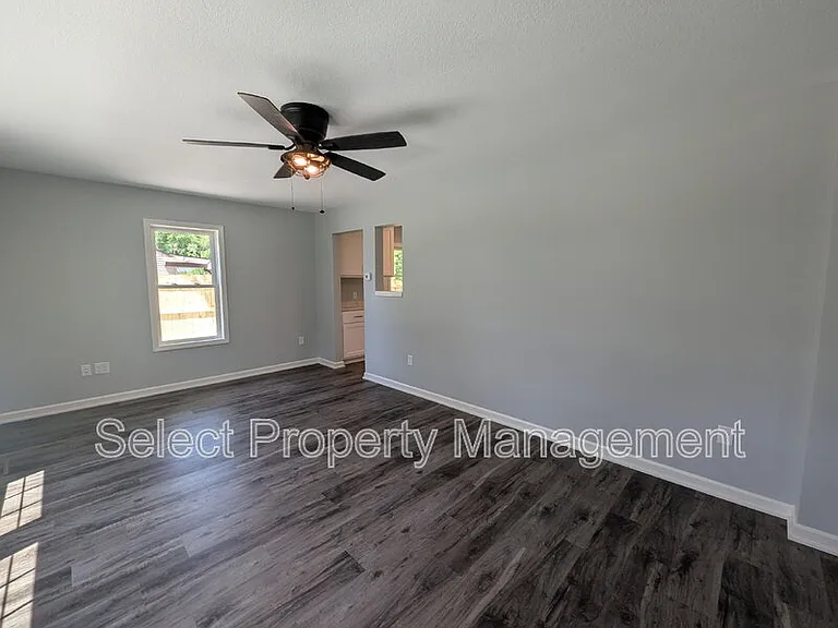 920 Courtney Dr — Photo 3