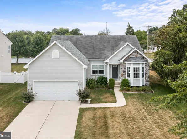 121 Christmas Tree Ct, Sicklerville, NJ 08081