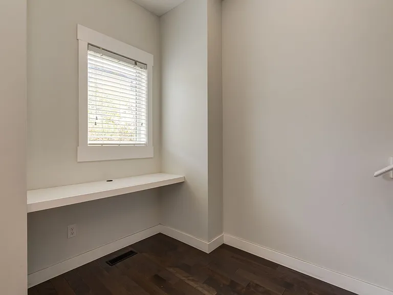 W Skyview Point Pl NE — Photo 7