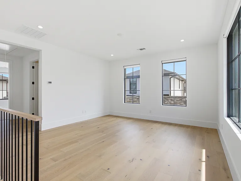 9855 Kingsway Ave — Photo 33
