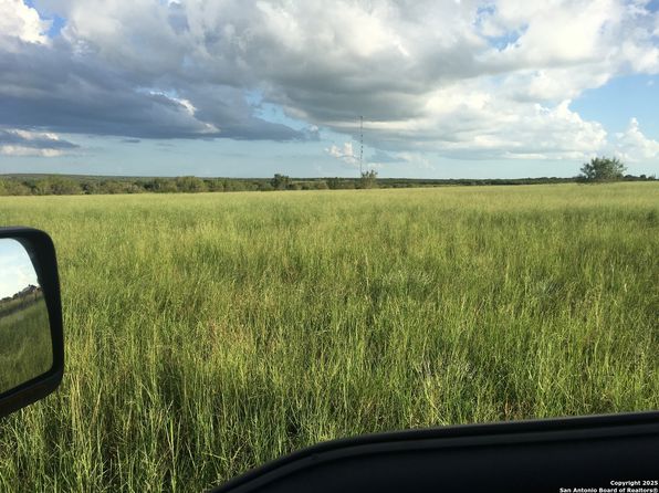 2795 county road 651, Devine, TX 78016