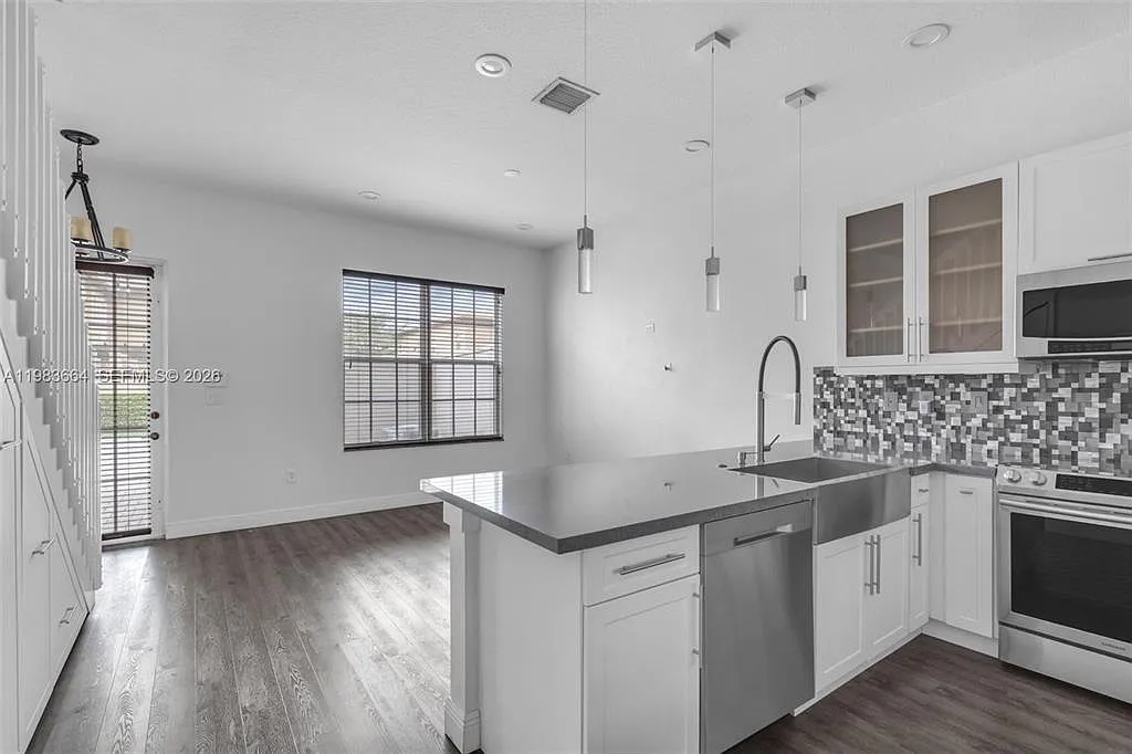 2 bed, 2.5 bath, $2,900 — Photo 2