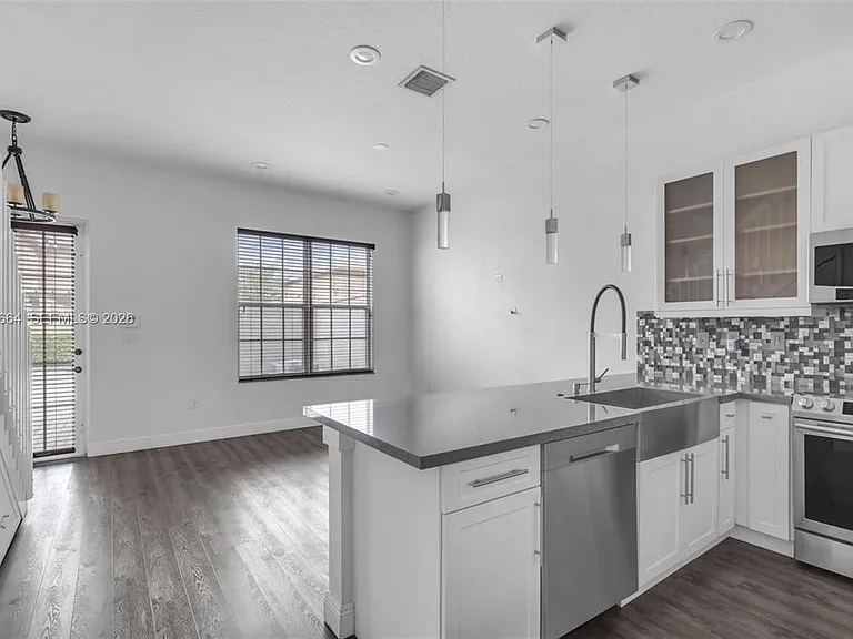 624 SW 147th Ave — Photo 2