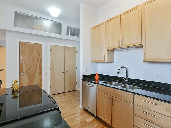 5th image of 1000 W Leland Ave APT 7H