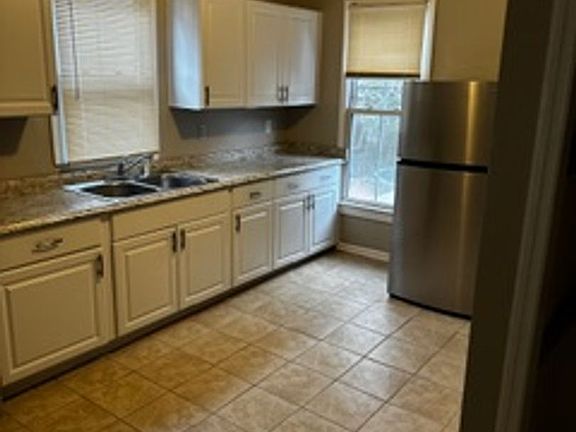 4th image of 1037 Jackson Ave