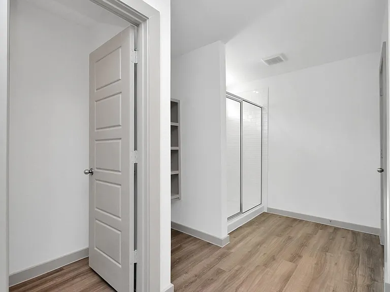 1114 Hughes Crossing Dr — Photo 18