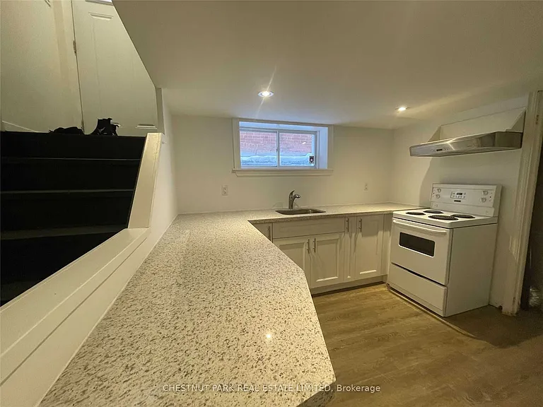 24 Strathgowan Ave #LOWER — Photo 3