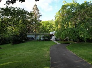 16 Sunbrook Rd, Woodbridge, CT 06525