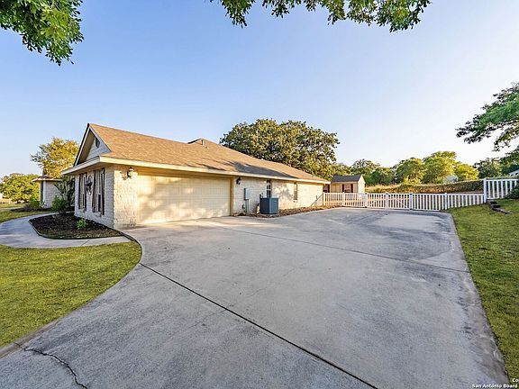 5th image of 1213 Hillside Oaks Dr